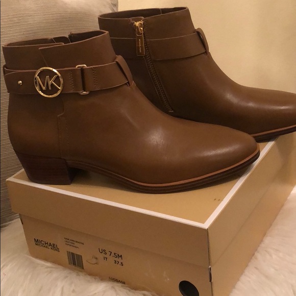 🆕 MICHAEL KORS leather booties. - Picture 6 of 7